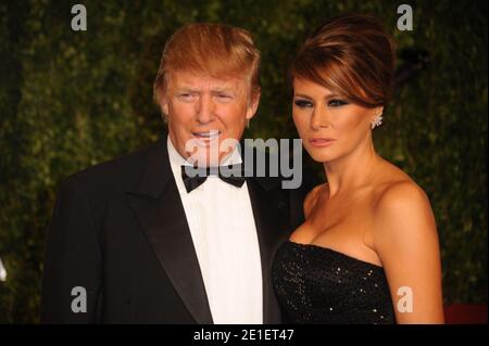 Donald Trump und seine Frau kommen bei der Vanity Fair Oscar-Party von Graydon Carter im Sunset Tower in West Hollywood am 27. Februar 2011 veranstaltet. Foto von Mehdi Taamallah/ABACAUSA.COM Stockfoto