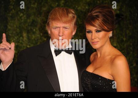 Donald Trump und seine Frau kommen bei der Vanity Fair Oscar-Party von Graydon Carter im Sunset Tower in West Hollywood am 27. Februar 2011 veranstaltet. Foto von Mehdi Taamallah/ABACAUSA.COM Stockfoto