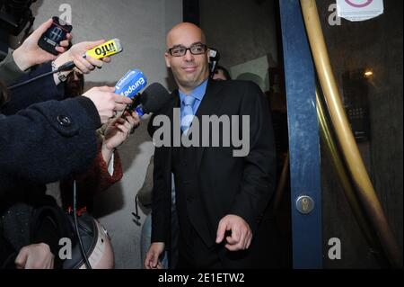 John Gallianos Anwalt Stephane Zerbib spricht vor dem 3. Arrondissement vor der Presse, als der britische Designer John Galliano am 28. Februar 2011 in Paris, Frankreich, mit einem Paar konfrontiert werden sollte, das ihn der antisemitischen Kommentare beschuldigt. John Galliano, der Chefdesigner von Christian Dior seit 1996, wurde von seinen Pflichten im Modehaus suspendiert, nachdem er verhaftet worden war, weil er angeblich eine Frau angegriffen und in einem Pariser Café 'La Perle' antisemitische Bemerkungen gemacht hatte. Foto von ABACAPRESS.COM Stockfoto