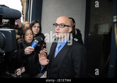 John Gallianos Anwalt Stephane Zerbib spricht vor dem 3. Arrondissement vor der Presse, als der britische Designer John Galliano am 28. Februar 2011 in Paris, Frankreich, mit einem Paar konfrontiert werden sollte, das ihn der antisemitischen Kommentare beschuldigt. John Galliano, der Chefdesigner von Christian Dior seit 1996, wurde von seinen Pflichten im Modehaus suspendiert, nachdem er verhaftet worden war, weil er angeblich eine Frau angegriffen und in einem Pariser Café 'La Perle' antisemitische Bemerkungen gemacht hatte. Foto von ABACAPRESS.COM Stockfoto