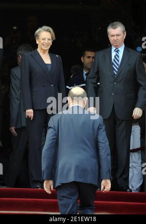 Der neu ernannte französische Außenminister Alain Juppe und der scheidende französische Außenminister Michele Alliot-Marie werden zwei Tage nach einer Kabinettsumbildung im französischen Ministerium am 1. März 2011 bei einer feierlichen Übergabe dargestellt. Foto von ABACAPRESS.COM Stockfoto