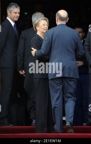 Der neu ernannte französische Außenminister Alain Juppe und der scheidende französische Außenminister Michele Alliot-Marie werden zwei Tage nach einer Kabinettsumbildung im französischen Ministerium am 1. März 2011 bei einer feierlichen Übergabe dargestellt. Foto von ABACAPRESS.COM Stockfoto