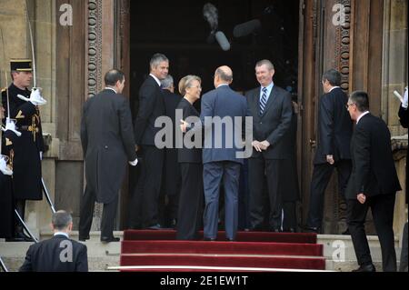 Der neu ernannte französische Außenminister Alain Juppe und der scheidende französische Außenminister Michele Alliot-Marie werden zwei Tage nach einer Kabinettsumbildung im französischen Ministerium am 1. März 2011 bei einer feierlichen Übergabe dargestellt. Foto von ABACAPRESS.COM Stockfoto