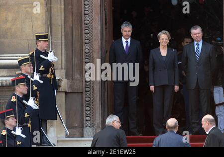 Der neu ernannte französische Außenminister Alain Juppe und der scheidende französische Außenminister Michele Alliot-Marie werden zwei Tage nach einer Kabinettsumbildung im französischen Ministerium am 1. März 2011 bei einer feierlichen Übergabe dargestellt. Foto von ABACAPRESS.COM Stockfoto