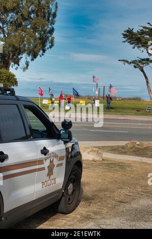 Monterey, USA. Januar 2021. Republikanische Trump-Anhänger demonstrieren in Monterey, Kalifornien, USA an dem Tag, an dem Capitol Hill in Washington von anderen Demonstranten überrannt wird. Ein historischer Tag in der US-Politik Kredit: Motofoto/Alamy Live News Stockfoto