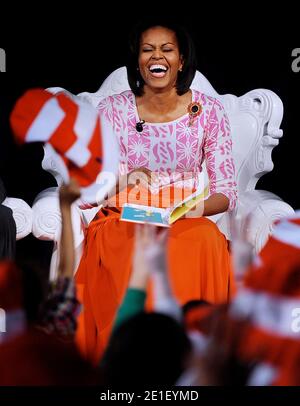 First Lady Michelle Obama liest eine "Katze im Hut"-Geschichte während des Startes des 14. Jährlichen nationalen Read Across America Day, der Dr. Seuss's 107. Geburtstag in der Library of Congress feiert 2. März 2011 in Washington D.C. Foto von Olivier Douliery/ABACAPRESS.COM Stockfoto