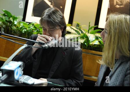 Jeremy London nimmt neben seiner Rechtsanwältin Catherine Lombardo an der Pressekonferenz Teil, nachdem der Angeklagte Brandon Adams im Entführungsfall Jeremy London auf schuldig plädiert hatte. Es wird erwartet, dass Herr Adams seine Teilnahme an der rechtswidrigen falschen Inhaftierung von Jeremy London während der Episode vom 11. Juni 2010 zugibt, in der Herr London gegen seinen Willen festgehalten und sein Fahrzeug gestohlen wurde. Herr Adams wird einen Schuldspruch gegen eine Verletzung des Strafgesetzbuches Abschnitt 236 eingeben, Das ist die rechtswidrige falsche Inhaftierung der persönlichen Freiheit eines anderen, und eine Verletzung des Strafgesetzbuches Abschnitt 10851, die die unlaw ist Stockfoto
