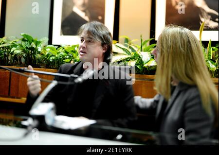 Jeremy London nimmt neben seiner Rechtsanwältin Catherine Lombardo an der Pressekonferenz Teil, nachdem der Angeklagte Brandon Adams im Entführungsfall Jeremy London auf schuldig plädiert hatte. Es wird erwartet, dass Herr Adams seine Teilnahme an der rechtswidrigen falschen Inhaftierung von Jeremy London während der Episode vom 11. Juni 2010 zugibt, in der Herr London gegen seinen Willen festgehalten und sein Fahrzeug gestohlen wurde. Herr Adams wird einen Schuldspruch gegen eine Verletzung des Strafgesetzbuches Abschnitt 236 eingeben, Das ist die rechtswidrige falsche Inhaftierung der persönlichen Freiheit eines anderen, und eine Verletzung des Strafgesetzbuches Abschnitt 10851, die die unlaw ist Stockfoto