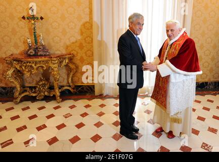 Papst Benedikt XVI. Traf am 3. märz 2011 den chilenischen Präsidenten Sebastian Pinera im Vatikan. FOTO von Eric Vandeville/ABACAPRESS.COM Stockfoto