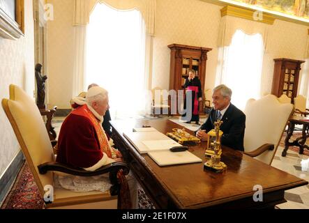 Papst Benedikt XVI. Traf am 3. märz 2011 den chilenischen Präsidenten Sebastian Pinera im Vatikan. FOTO von Eric Vandeville/ABACAPRESS.COM Stockfoto