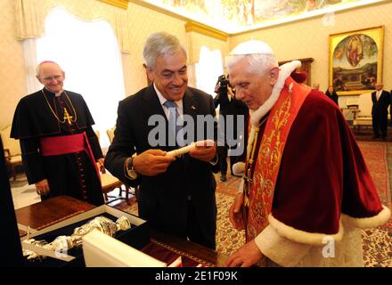 Papst Benedikt XVI. Traf am 3. märz 2011 den chilenischen Präsidenten Sebastian Pinera im Vatikan. FOTO von Eric Vandeville/ABACAPRESS.COM Stockfoto