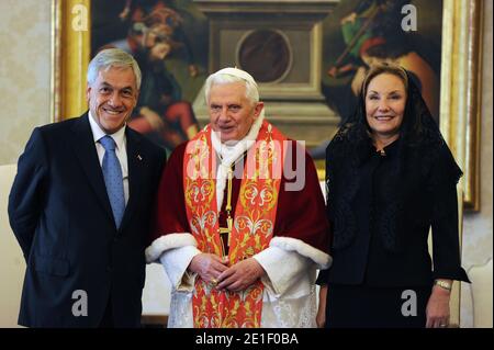 Papst Benedikt XVI. Traf am 3. märz 2011 im Vatikan den chilenischen Präsidenten Sebastian Pinera und seine Frau Cecilia Morel. FOTO von Eric Vandeville/ABACAPRESS.COM Stockfoto