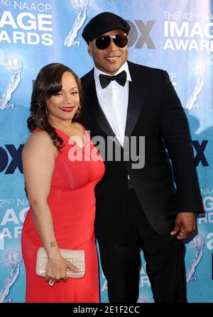 LL Cool J und Simone Johnson nehmen am 4. März 2011 an den 42. NAACP Image Awards im Shrine Auditorium in Los Angeles, CA, USA, Teil. Foto von Lionel Hahn/ABACAPRESS.COM Stockfoto