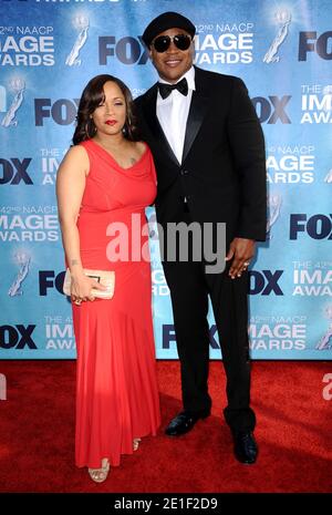 LL Cool J und Simone Johnson nehmen am 4. März 2011 an den 42. NAACP Image Awards im Shrine Auditorium in Los Angeles, CA, USA, Teil. Foto von Lionel Hahn/ABACAPRESS.COM Stockfoto