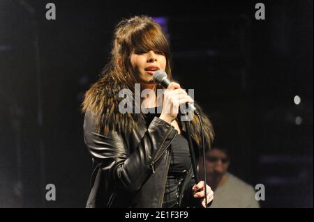 Alex Hepburn spielt am 5. März 2011 live auf der Bühne des La Cigale in Paris, Frankreich. Foto von Alban Wyters/ABACAPRESS.COM Stockfoto