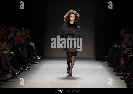 Die französische Schauspielerin Valerie Lemercier zeigt eine Kreation des Designers Jean-Paul Gaultier für seine Herbst-Winter 2011/2012 Ready-to-Wear Kollektion Show in Paris, Frankreich am 5. März 2011. Foto von Alain Gil-Gonzalez/ABACAPRESS.COM Stockfoto