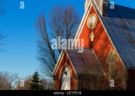 Rotes Kirchengebäude in der ländlichen Gegend von Ottawa Stockfoto