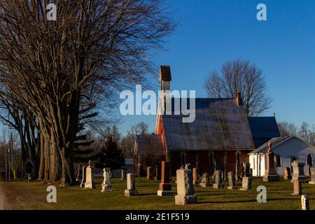 Rotes Kirchengebäude in der ländlichen Gegend von Ottawa Stockfoto