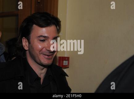 Michael Youn Ankunft au Tribunal correctionnel de Paris, Frankreich le Lundi 7 Mars 2011. L’acteur doit etre Juge apres son violent accrochage avec des policiers, le 6 septembre 2010, dans la capitale. Les Services de Police ont Assure que l’humoriste a ete interpelle alors qu’il conduisait son Scooter sans casque et que Michael Youn circulait sans ses Papiers sur lui. Photo Mousse/ABACAPRESS.COM Stockfoto