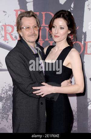 Gary Oldman und Donya Fiorentino besuchen die Warner Bros.-Premiere von "Red Riding Hood" am Chinese Theatre. Los Angeles, 7. März 2011. Foto von Lionel Hahn/ABACAPRESS.COM Stockfoto