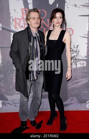 Gary Oldman und Donya Fiorentino besuchen die Warner Bros.-Premiere von "Red Riding Hood" am Chinese Theatre. Los Angeles, 7. März 2011. Foto von Lionel Hahn/ABACAPRESS.COM Stockfoto