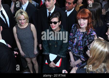 Lily Allen, Florence Welch posiert auf der Chanel Ready-to-Wear Herbst-Winter 2011-2012 Modenschau, die Karl Lagerfeld am 8. März 2011 im Grand Palais in Paris, Frankreich, im Rahmen der Paris Fashion Week gestaltet hat. Foto von Frederic Nebinger/ABACAPRESS.COM Stockfoto