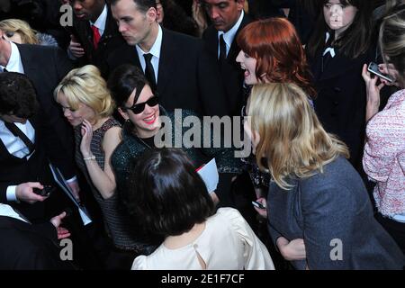 Lily Allen, Florence Welch posiert auf der Chanel Ready-to-Wear Herbst-Winter 2011-2012 Modenschau, die Karl Lagerfeld am 8. März 2011 im Grand Palais in Paris, Frankreich, im Rahmen der Paris Fashion Week gestaltet hat. Foto von Frederic Nebinger/ABACAPRESS.COM Stockfoto