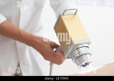 Ein Dermatologe führt eine Hautuntersuchung durch Stockfoto