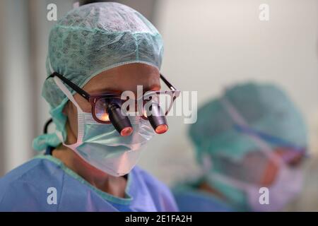 Nahaufnahme eines Herzchirurgen, der seine Lupe trägt Brille Stockfoto