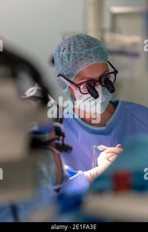 Herzchirurg im Operationssaal Stockfoto
