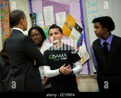 US-Präsident Barack Obama besucht ein Klassenzimmer, während er an der Kenmore Middle School war, um am 14. März 2011 in Arlington, VA, eine Rede über die Reform der Bildung zu halten. Foto von Leslie E. Kossopf/Polaris Images/ABACAPRESS.COM Stockfoto