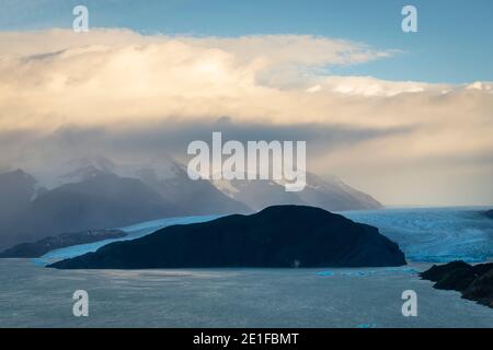 Gletschergrau bei dramatischem Wetter, Torres del Paine Nationalpark, Magallanes Region, Chile Stockfoto