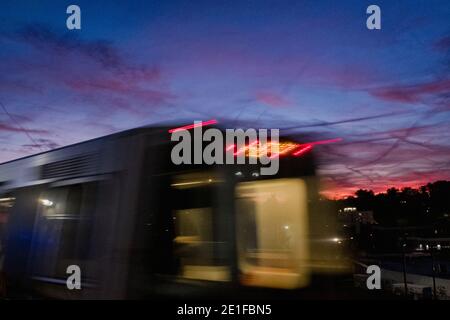 Die U-Bahn ist nachts in Bewegung Stockfoto