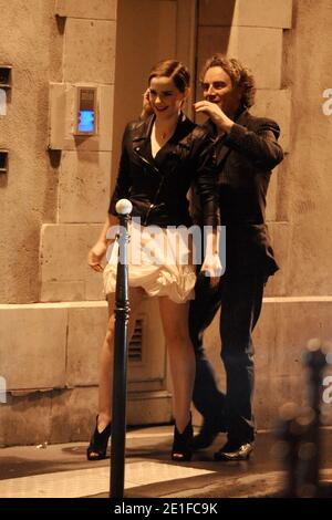 Emma Watson und Cyril Descours werden am 15. März 2011 in der Rue Charlemagne in Paris, Frankreich, Szenen für eine Lancome-Werbung des Starfotografen Mario Testino gedreht. Foto von ABACAPRESS.COM Stockfoto