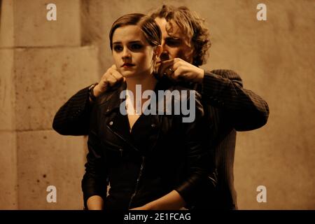 Emma Watson und Cyril Descours werden am 15. März 2011 in der Rue Charlemagne in Paris, Frankreich, Szenen für eine Lancome-Werbung des Starfotografen Mario Testino gedreht. Foto von ABACAPRESS.COM Stockfoto