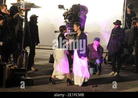 Emma Watson und Cyril Descours werden am 16. März 2011 auf der Ile Saint-Louis in Paris, Frankreich, Szenen für eine Lancome-Werbung unter der Regie von Starfotograf Mario Testino gedreht. Foto von ABACAPRESS.COM Stockfoto