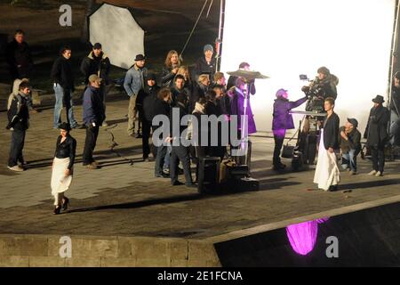 Emma Watson und Cyril Descours werden am 16. März 2011 auf der Ile Saint-Louis in Paris, Frankreich, Szenen für eine Lancome-Werbung unter der Regie von Starfotograf Mario Testino gedreht. Foto von ABACAPRESS.COM Stockfoto