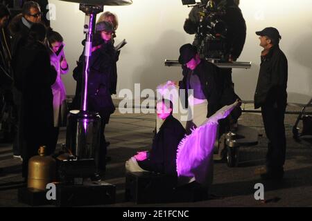 Emma Watson und Cyril Descours werden am 16. März 2011 auf der Ile Saint-Louis in Paris, Frankreich, Szenen für eine Lancome-Werbung unter der Regie von Starfotograf Mario Testino gedreht. Foto von ABACAPRESS.COM Stockfoto