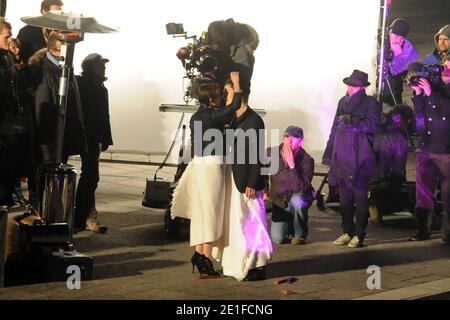 Emma Watson und Cyril Descours werden am 16. März 2011 auf der Ile Saint-Louis in Paris, Frankreich, Szenen für eine Lancome-Werbung unter der Regie von Starfotograf Mario Testino gedreht. Foto von ABACAPRESS.COM Stockfoto