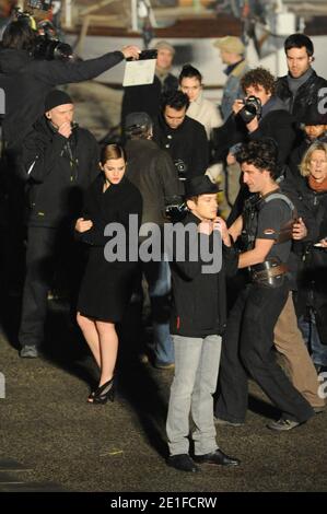 Emma Watson und Cyril Descours werden am 16. März 2011 auf der Ile Saint-Louis in Paris, Frankreich, Szenen für eine Lancome-Werbung unter der Regie von Starfotograf Mario Testino gedreht. Foto von ABACAPRESS.COM Stockfoto