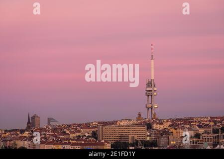 Zizkov Fernsehturm gegen den Himmel während des Sonnenuntergangs, Prag, Tschechische Republik Stockfoto