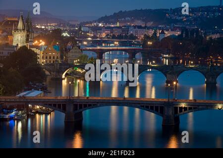 Brücken über Moldau vom Letna Park bei Nacht gesehen, Prag, Böhmen, Tschechien Stockfoto