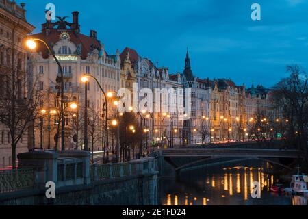 Häuser am Moldau-Ufer in der Dämmerung, Prag, Böhmen, Tschechien Stockfoto