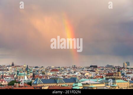 Regenbogen über der Prager Skyline, Tschechische Republik Stockfoto