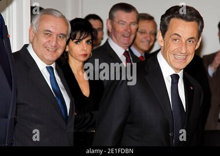 Der französische Präsident Nicolas Sarkozy (R), Jean-Pierre Raffarin (L), französischer Vertreter bei der OIF, Rachida Dati (2. L), französische Europaabgeordnete der UMP, Bürgermeisterin des 7. Bezirks von Paris und ehemaliger Minister und Henri de Raincourt (2. R), Minister für Zusammenarbeit im Ministerium für auswärtige und europäische Angelegenheiten, Besuchen Sie am 18. März 2011 den neuen Sitz der Internationalen Organisation Frankophonie (französischsprachige Länder) in Paris, Frankreich. Foto von Charles Platiau/Pool/ABACAPRESS.COM Stockfoto