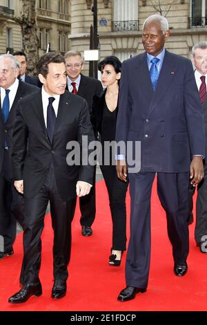 Der französische Präsident Nicolas Sarkozy (R), Frankophonie-Generalsekretär Abdou Diouf (L) und Rachida Dati (C), die französische Europaabgeordnete der UMP, die Bürgermeisterin des 7. Bezirks von Paris und der ehemalige Minister kommen am 18. März 2011 am neuen Sitz der Internationalen Organisation Frankophonie (französischsprachige Länder) in Paris, Frankreich, an. Foto von Charles Platiau/Pool/ABACAPRESS.COM Stockfoto