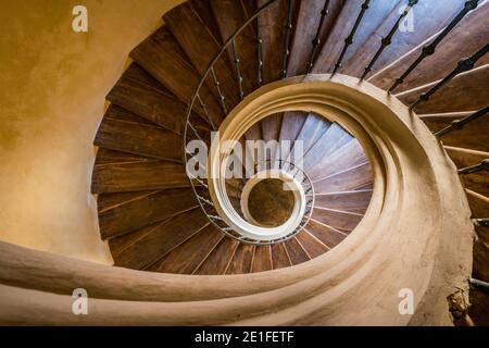 Direkt über Ansicht der Wendeltreppe in der Kirche Mariä Himmelfahrt und Johannes des Täufers, UNESCO, Kutna Hora, Kutna Hora Bezirk, Mittelböhmische Region, Tschechische Republik Stockfoto