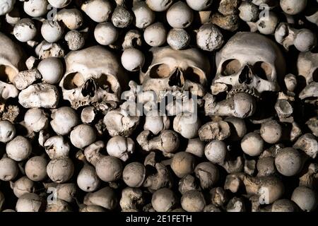 Schädel im Sedlec Ossuary (AKA Bone Church), UNESCO, Kutna Hora, Kutna Hora District, Mittelböhmische Region, Tschechische Republik Stockfoto