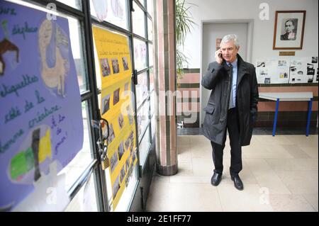 Le President du Conseil Departemental de seine Saint Denis Claude Bartolone lors de son Tour des bureaus de vote lors du Premier Tour des Elections cantonales au Pre Saint Gervais en compagnie du Maire du Pre Saint Gervais Daniel Cosme, Daniel Guiraud, Candidat dans le Canton du Pre Saint Gervais/les Lilas et de sa suppleanede Joelle Dunia Mutabesha, France le 20 Mars 2011. Photo Mousse/ABACAPRESS.COM Stockfoto