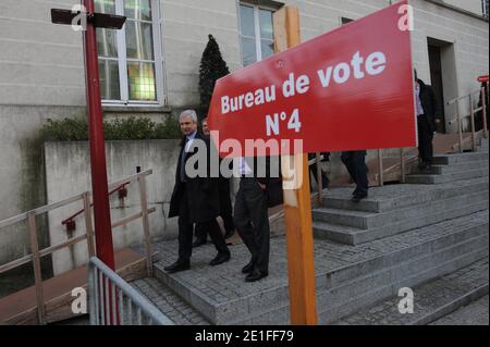 Le President du Conseil Departemental de seine Saint Denis Claude Bartolone lors de son Tour des bureaus de vote lors du Premier Tour des Elections cantonales au Pre Saint Gervais en compagnie du Maire du Pre Saint Gervais Daniel Cosme, Daniel Guiraud, Candidat dans le Canton du Pre Saint Gervais/les Lilas et de sa suppleanede Joelle Dunia Mutabesha, France le 20 Mars 2011. Photo Mousse/ABACAPRESS.COM Stockfoto